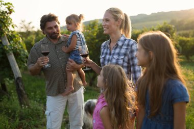 Winemaker ailenin bir arada bağ içinde