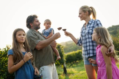 Winemaker ailenin bir arada bağ içinde