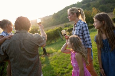 Winemaker ailenin bir arada bağ içinde