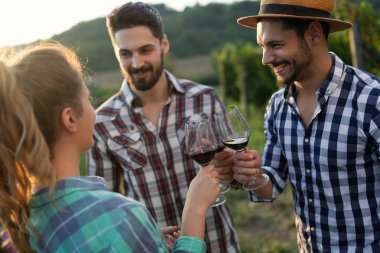 Şarap üretici ve şarapçılık bağ insanlarda