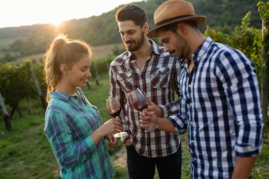 Şarap üretici ve şarapçılık bağ insanlarda