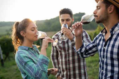 Şarap üretici ve şarapçılık bağ insanlarda