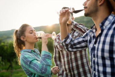 Şarap üretici ve şarapçılık bağ insanlarda