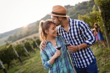 Winemaker mahzeninde çalışma ve şarapları tatma aşık Çift