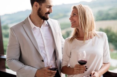 Winegrowers bağ örnekleme ve tatma şaraplar insanlar