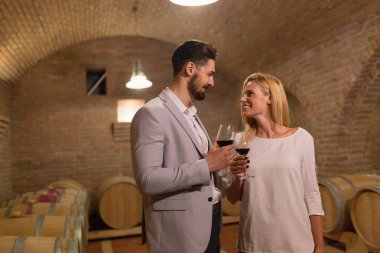 Şarap mahzeni şarap tatma şarap seven Çift