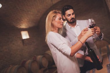 Şarap mahzeni şarap tatma şarap seven Çift