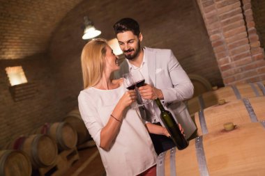 Şarap mahzeni şarap tatma şarap seven Çift