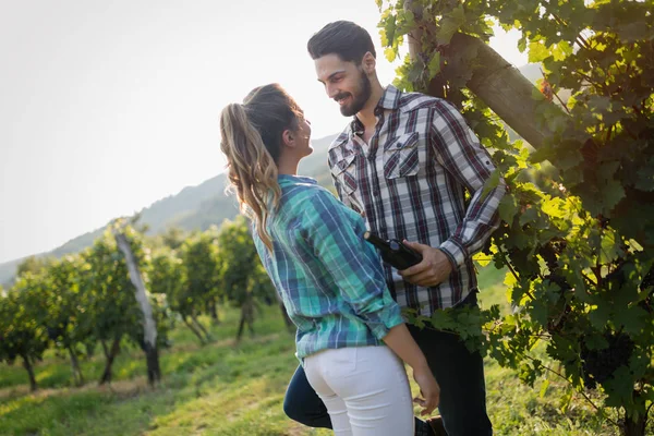 Hasattan önce bağda romantik bir çift.