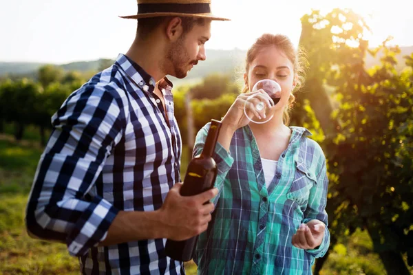 Winemaker mahzeninde çalışma ve şarapları tatma aşık Çift