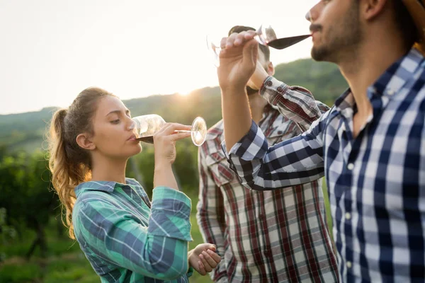 Şarap üretici ve şarapçılık bağ insanlarda