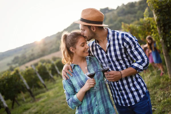 Winemaker mahzeninde çalışma ve şarapları tatma aşık Çift