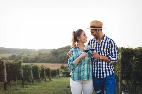 Winemaker mahzeninde çalışma ve şarapları tatma aşık Çift