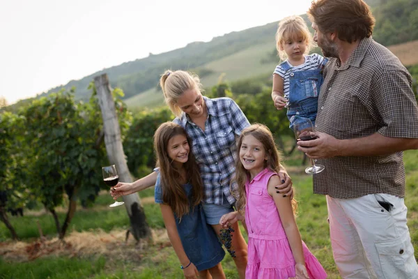 Happy Keluarga Petani Anggur Kebun Anggur Sebelum Panen — Stok Foto
