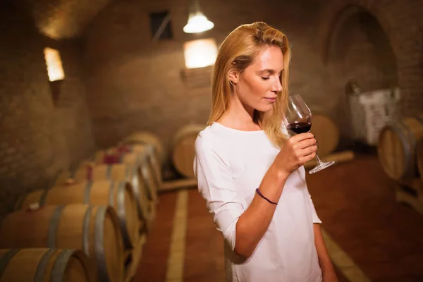 Жіноче Дегустаційне Вино Винному Підвалі — стокове фото