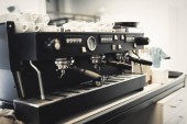 Profesionální kávovar používá v kávovém průmyslu baristas
