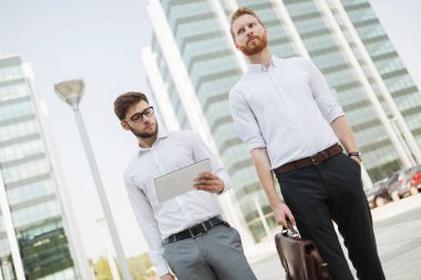 İşe yarayacak ve taşıyan iş adamları teknoloji akıllı