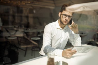 Meşgul işadamı kahve yaparken zevk online Tablet