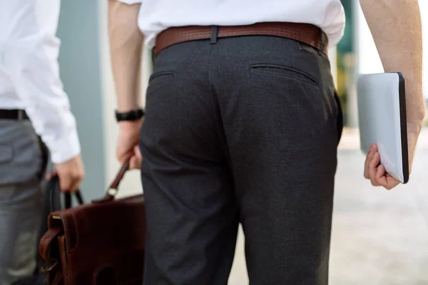 Mensen Uit Het Bedrijfsleven Buiten Wandelen Het Gebruik Van Telefoons — Stockfoto