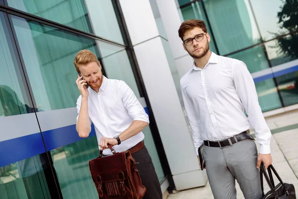 Compañeros Negocios Camisa Caminando Aire Libre Utilizando Dispositivos —  Fotos de Stock