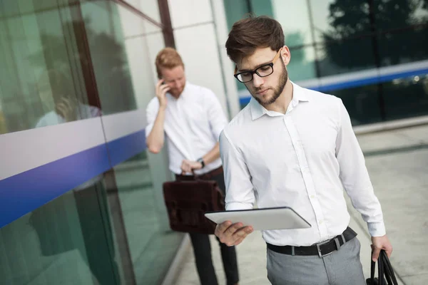 Mensen Uit Het Bedrijfsleven Buiten Wandelen Het Gebruik Van Telefoons — Stockfoto