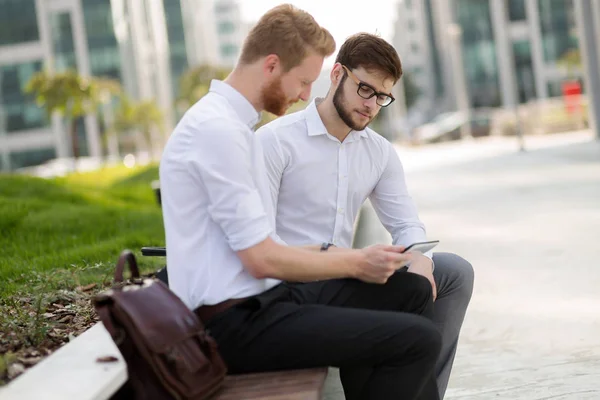 Business Colleagues Sitting Bench Using Tablet Phone — Stock Photo, Image