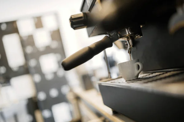 Profesyonel Kahve Makinesi Kahve Sektöründe Garson Tarafından Kullanılan — Stok fotoğraf