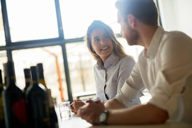 Mutlu iş adamları resmen kafede flört giyinmiş