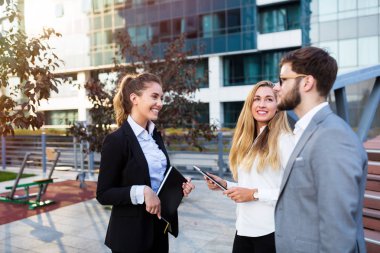 İnsanlar ve meşgul iş açık iş grubu