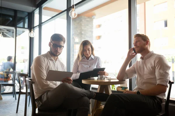 Söz ve birlikte gülerek café'de iş adamları