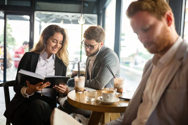 Felices Colegas Negocios Reunidos Cafetería Sonriendo — Foto de Stock