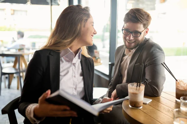 Söz ve birlikte gülerek café'de iş adamları