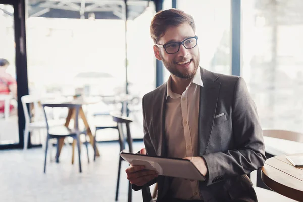 Drukke Zakenman Genieten Van Koffie Terwijl Online Tablet — Stockfoto