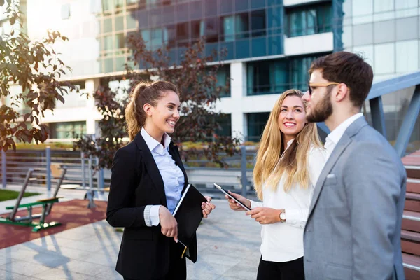 İnsanlar ve meşgul iş açık iş grubu