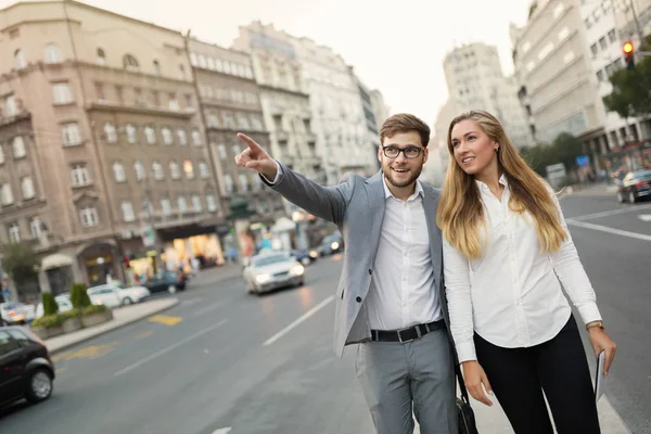 Mobilní Lidi Chodit Mluvit Centru Města — Stock fotografie