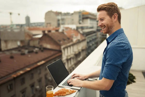 Αρσενικό Που Εργάζονται Για Laptop Που Έχουν Όμορφη Θέα Στην — Φωτογραφία Αρχείου