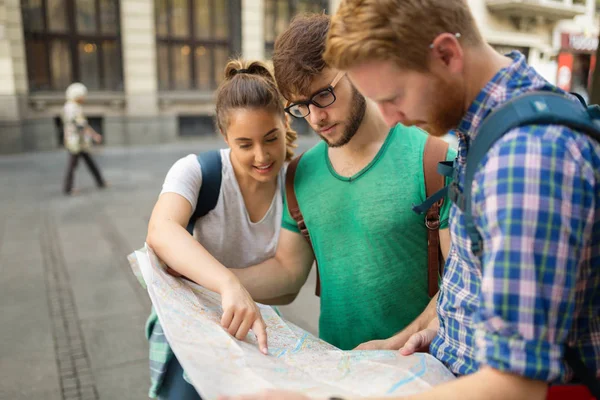 Jóvenes Turistas Felices Sosteniendo Mapa Turismo Ciudad — Foto de Stock