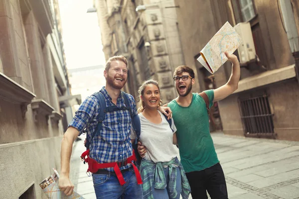 Jovens Turistas Felizes Segurando Mapa Passear Cidade — Fotografia de Stock