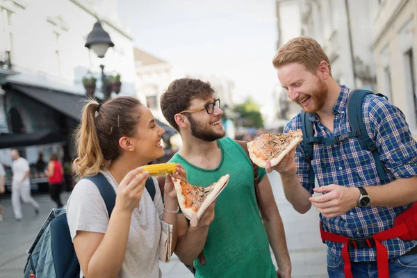 Harita gezi şehirde tutan genç mutlu turist