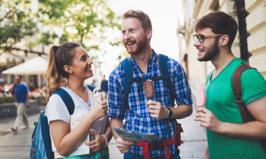 Mutlu genç turist şehir gezi ve seyahat