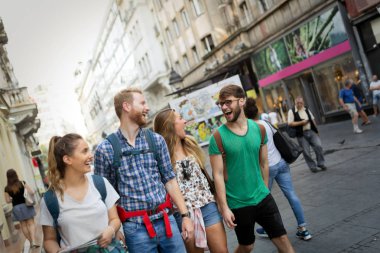 Açık havada eğleniyor ve gülümseyen mutlu gençler
