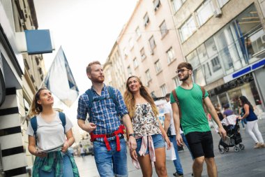 Seyahat ve birlikte gezi turist mutlu grup