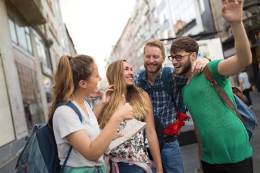 Açık havada eğleniyor ve gülümseyen mutlu gençler