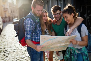 Seyahat eden bir maceraya mutlu genç öğrenciler