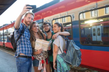 Mutlu turist trenle seyahat grup