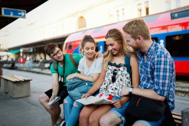 Mutlu turist trenle seyahat grup