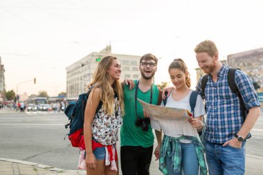 Şehirde gezi ve seyahat mutlu turist