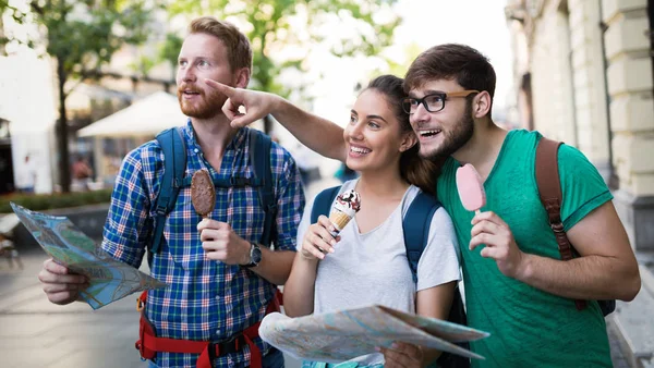 Giovani Studenti Felici Avventura Itinerante — Foto Stock