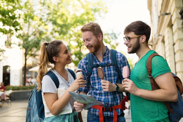 Seyahat eden bir maceraya mutlu genç öğrenciler