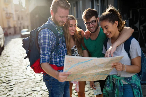 Seyahat eden bir maceraya mutlu genç öğrenciler